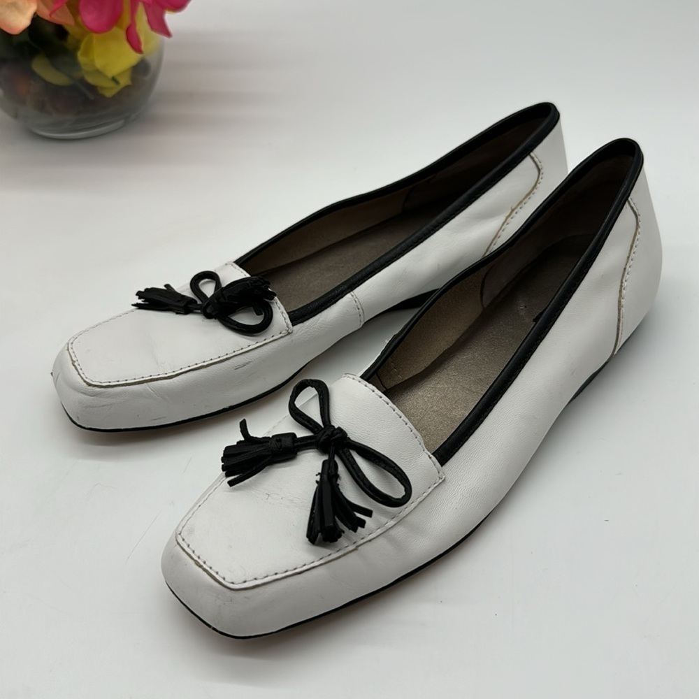 Array White Black Leather Slip On Bow Loafer Size 7N MCL6027G